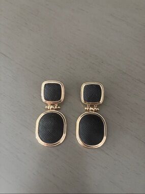 Gorgeous black drop earrings 
1 3/4 inch
